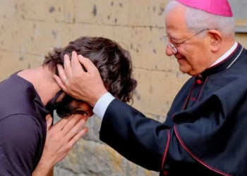 Padre italiano abandona Igreja por amor. 